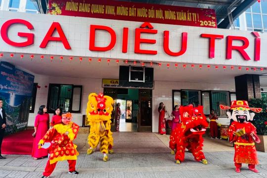 Bình Định chào đón những vị khách trên chuyến tàu hoả đầu tiên đến Bình Định nhân dịp Tết Nguyên đán Ất Tỵ 2025